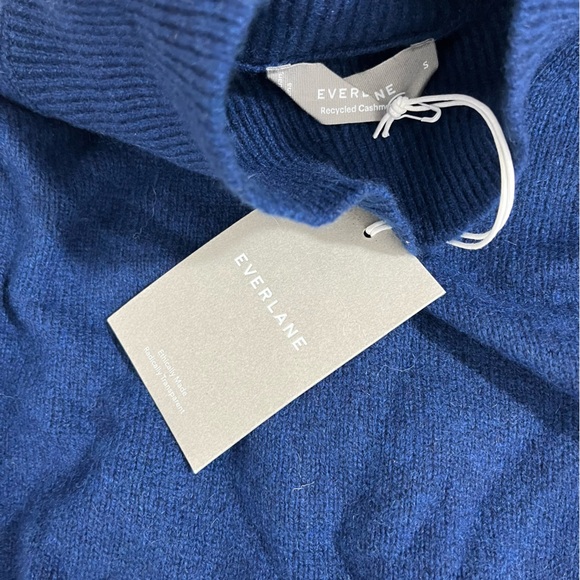 Everlane The Cashmere Oversized Turtleneck Sweater Size Small NWT Bright Navy - Picture 6 of 11